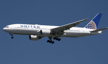 United gives pilots 5% raises early, citing return to profitability