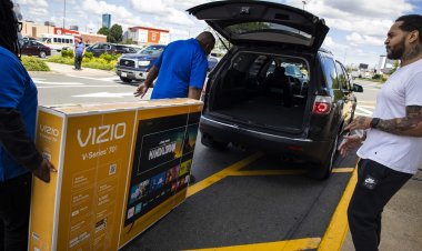 Best Buy sticks to holiday-quarter outlook as electronics demand holds up