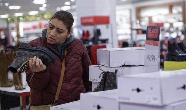 Shopper turnout hit record high over Black Friday weekend, retail trade group says