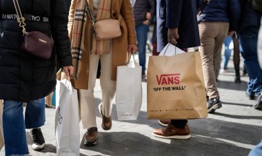 This retailer has a far-reaching view of the industry. Its profit warning doesn't bode well for the holiday season