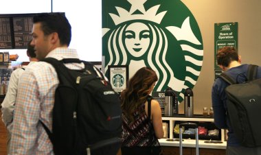 Jefferies downgrades Starbucks, says recession could hurt consumer spending in 2023