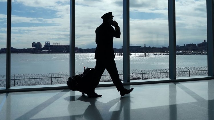 Delta pilots would get more than 30% in pay raises under new contract deal