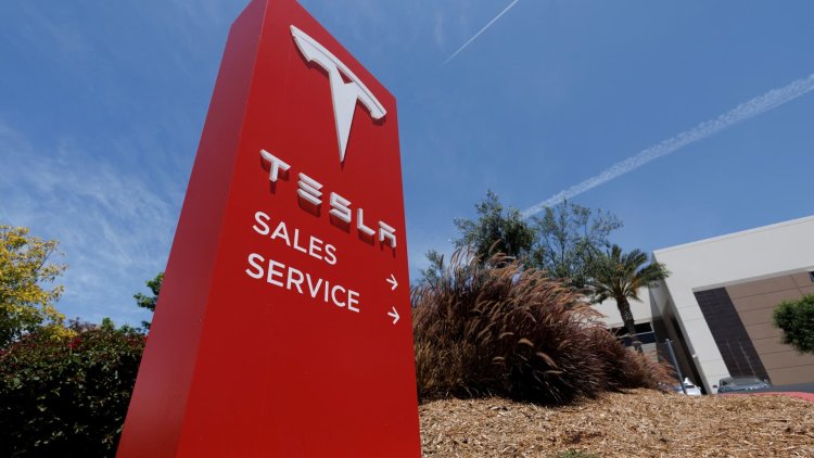Oppenheimer downgrades Tesla, says Elon Musk's handling of Twitter could hurt electric vehicle maker