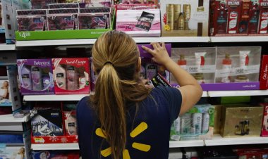 Walmart raises minimum wage as retail labor market remains tight
