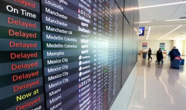 Senators push for airline passenger protections after holiday travel meltdown