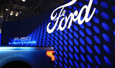 Deutsche Bank downgrades Ford, cites ugly fourth quarter and 'aggressive' 2023 guidance