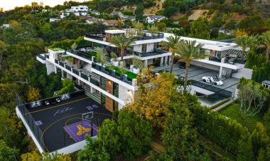 This LA mansion is staring down an April 1 deadline before the seller loses millions