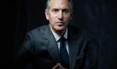 Howard Schultz defends Starbucks as model employer in hearing