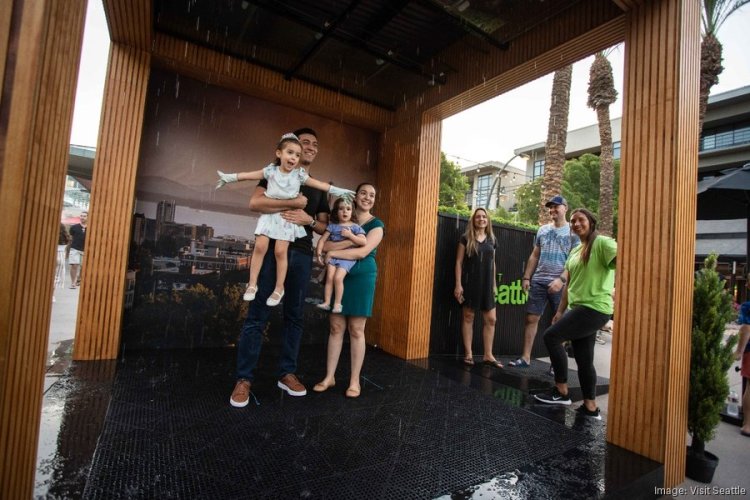 Visit Seattle's 'Kissing in the Rain' photo booth wins tourism awards