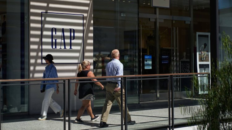 Gap announces big loss, declining sales and executive shakeup