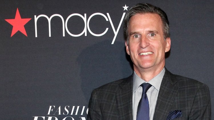 Macy's CEO Jeff Gennette, who's led the company's turnaround effort, will retire next year