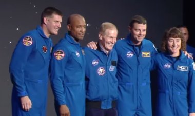 NASA unveils the four astronauts who will fly on the Artemis 2 mission around the moon in 2024