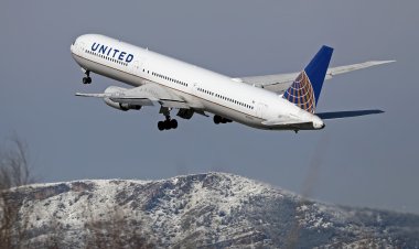 United Airlines posts net loss but forecasts profit for second quarter